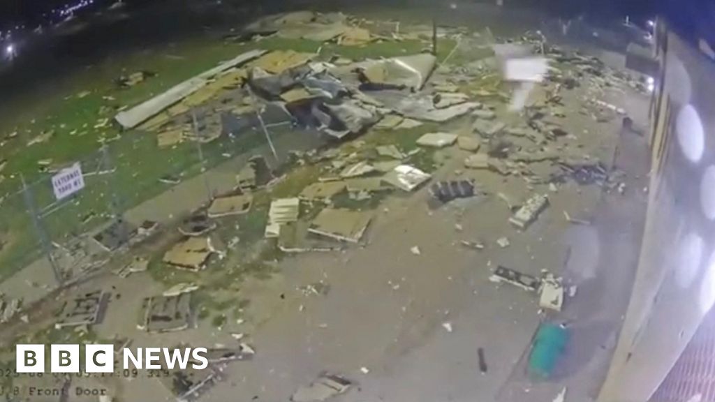 দেখুন: মুহুর্তের ঝড় নেব্রাস্কা কারাগারের ছাদটি উড়িয়ে দেয়