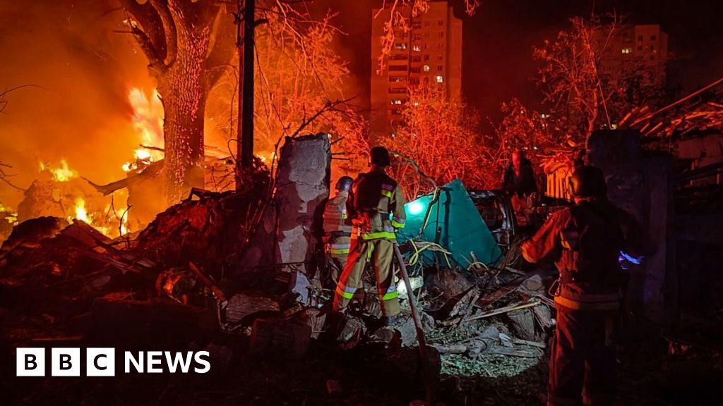 ইউক্রেন এবং রাশিয়ার স্ট্রাইকগুলি কৃষ্ণাঙ্গ সাগরের কাছে বাড়ি এবং তেল ডিপোতে আঘাত করেছে